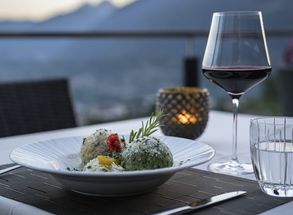 Abends leckere Gerichte Panoramaterrasse Urlaub Hotel Lechner