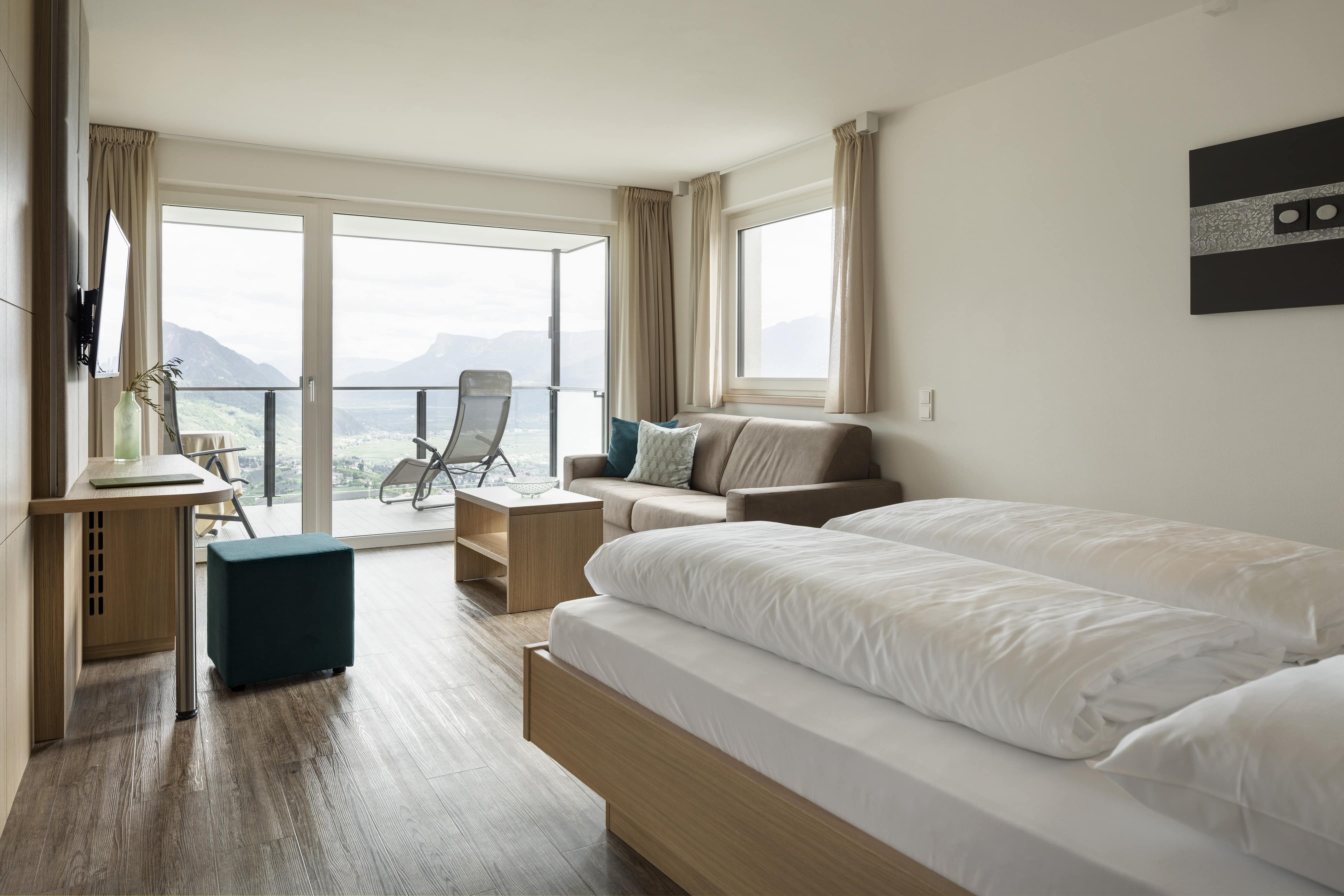 Panoramazimmer Schlafzimmer Wohnbereich Balkon Hotel Lechner Dorf Tirol